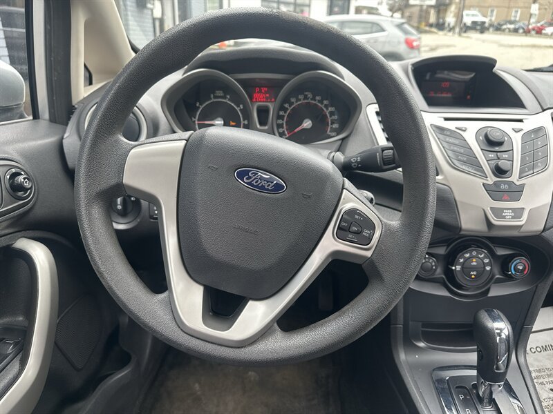 Used 2013 Ford Fiesta SE w/ Super Fuel Economy Pkg FWD image 7