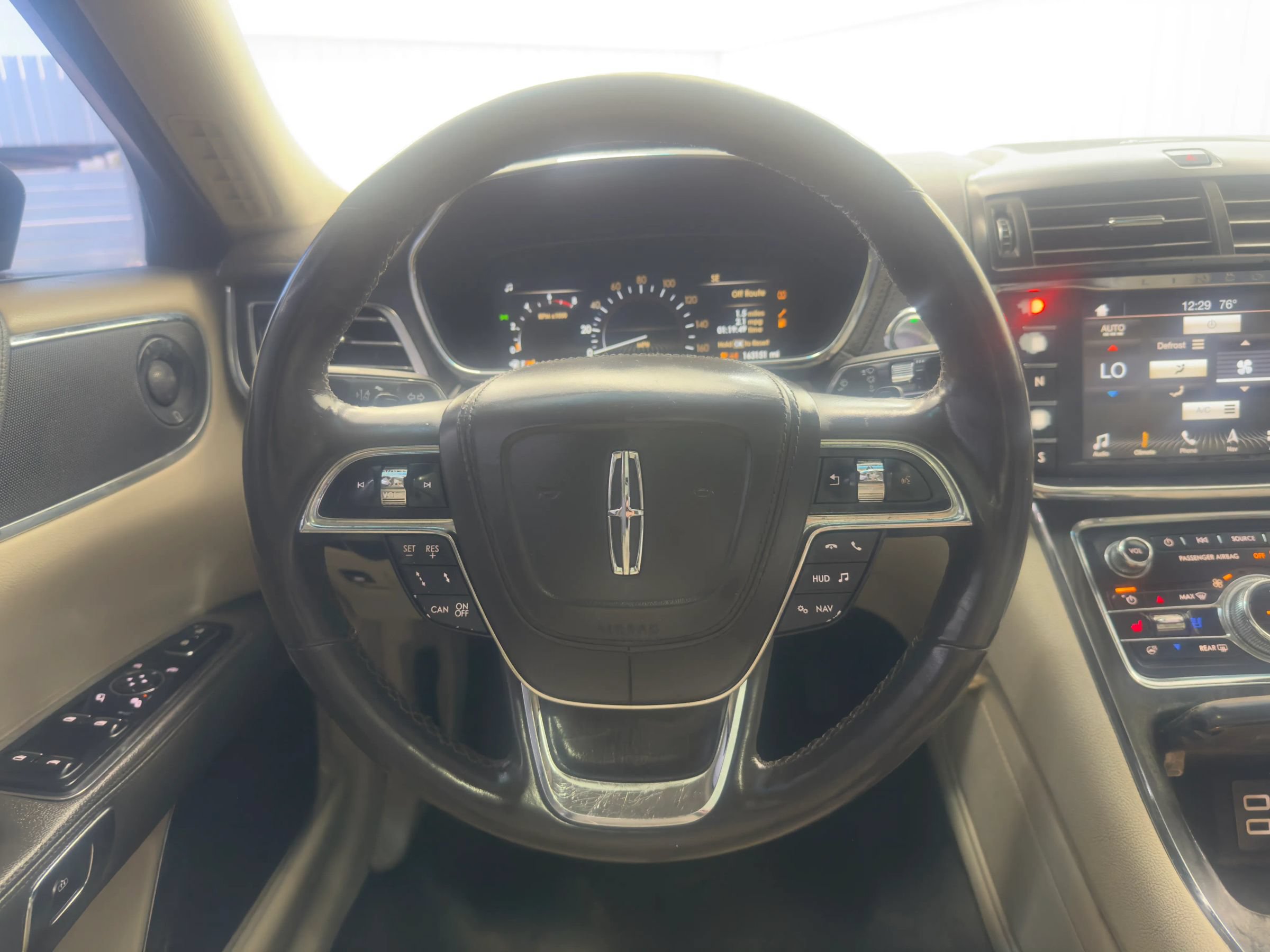 Used 2017 Lincoln Continental Select w/ Technology Package FWD image 18