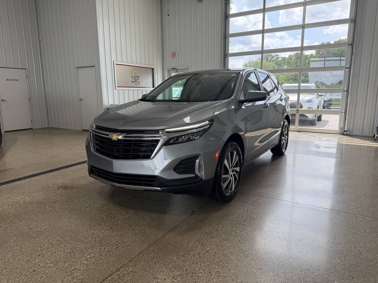 Used 2023 Chevrolet Equinox LT AWD/4WD image 2