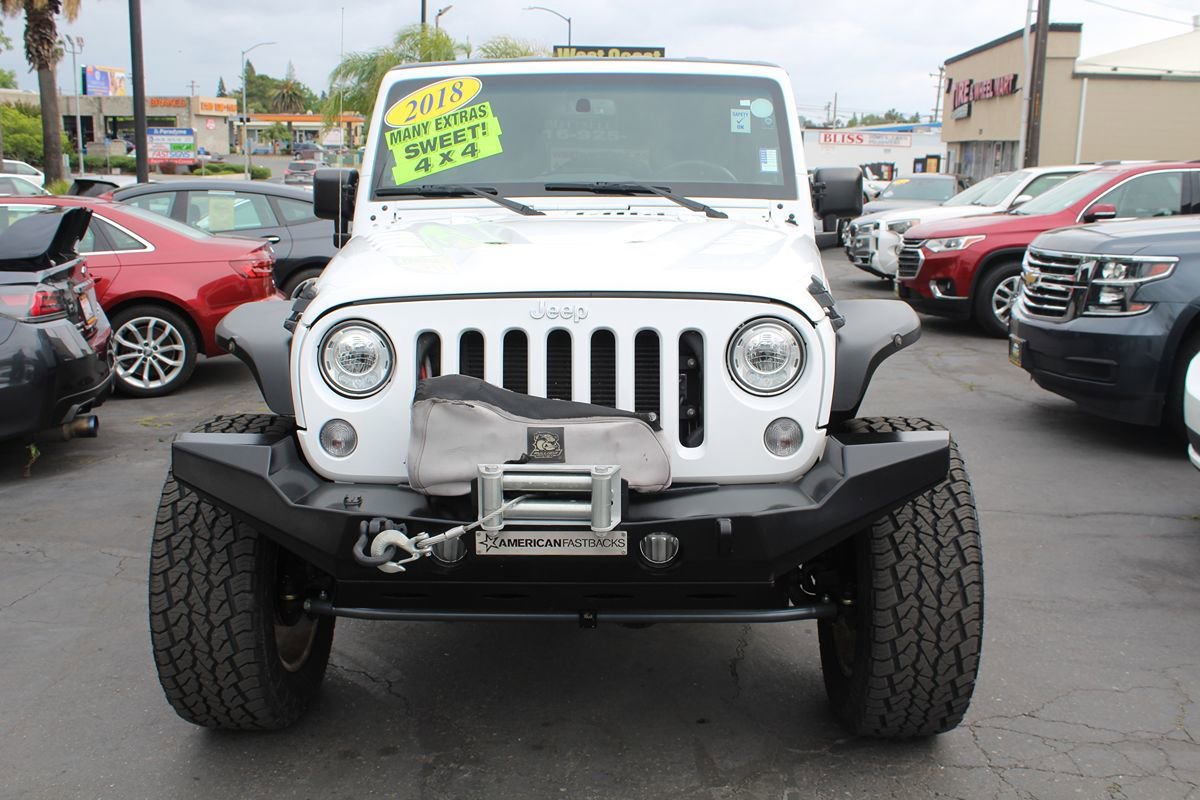 Used 2018 Jeep Wrangler Unlimited Rubicon w/ Connectivity Group AWD/4WD image 3