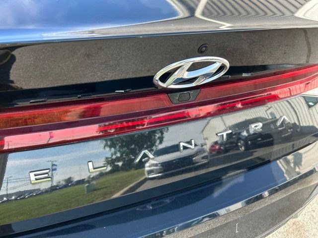 Used 2022 Hyundai Elantra SEL w/ Convenience + Premium Package FWD image 53