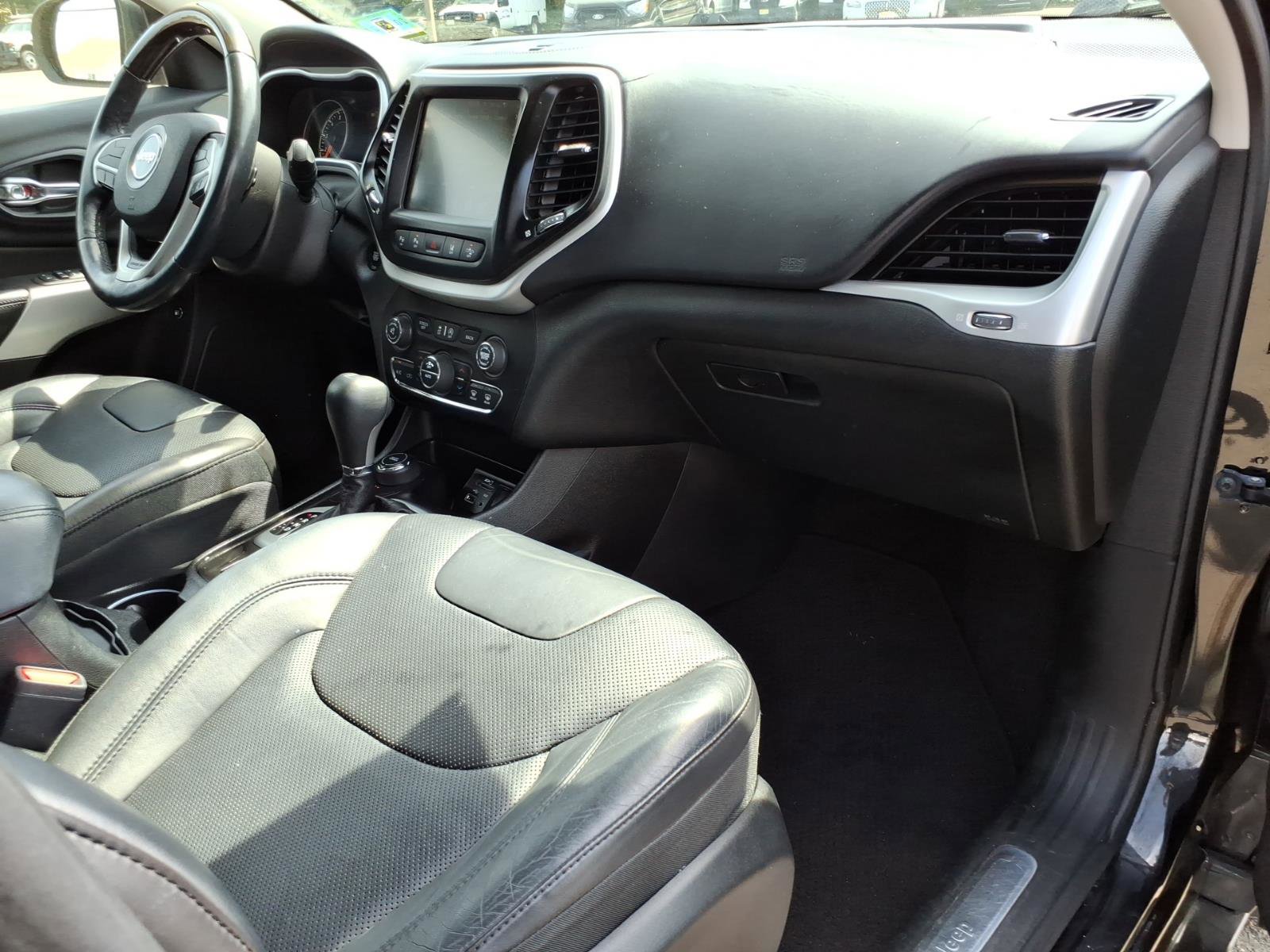 Used 2018 Jeep Cherokee Overland w/ Technology Group image 9