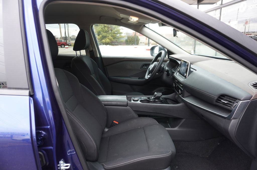 Used 2023 Nissan Rogue S image 9
