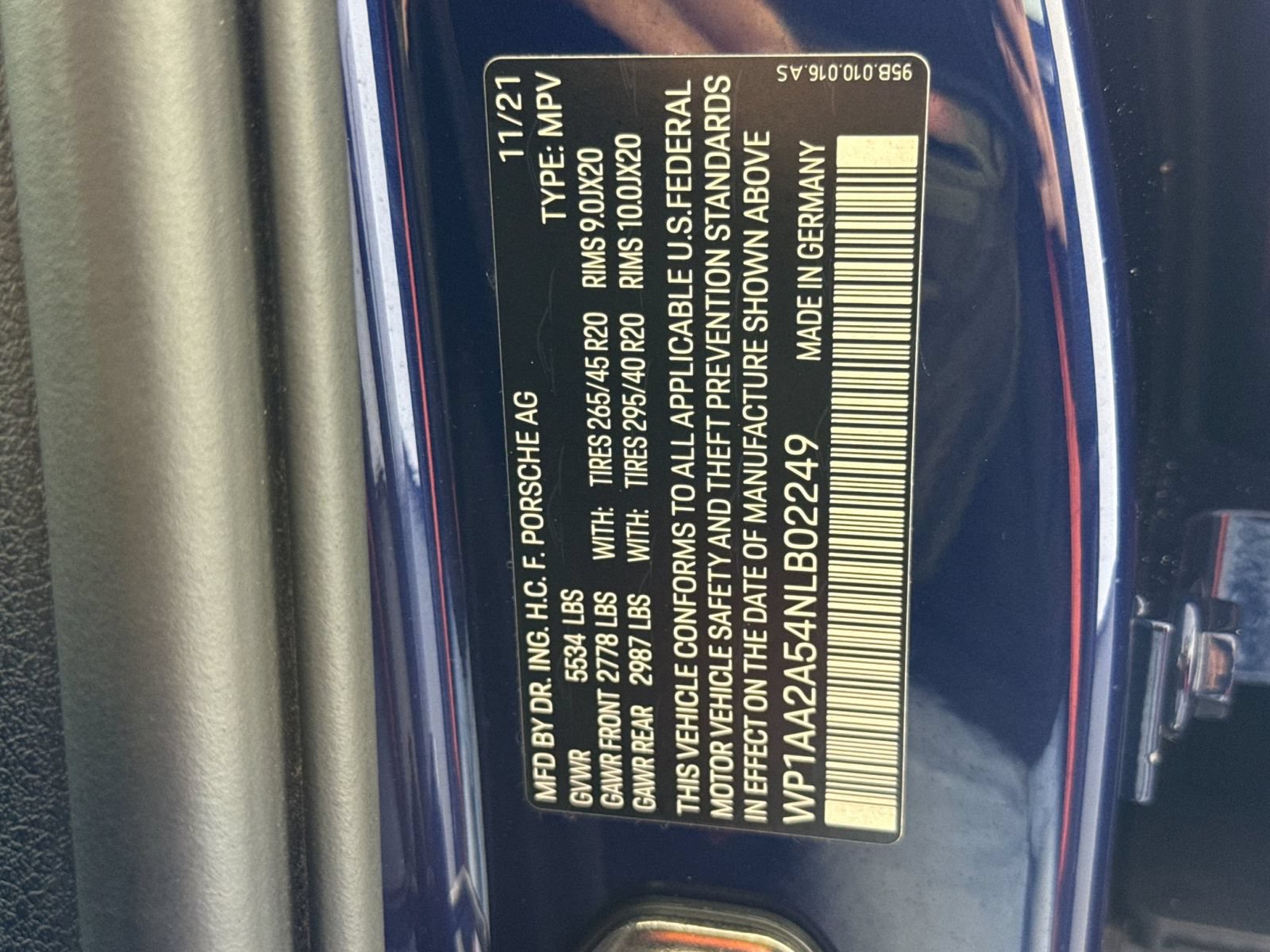 Certified 2022 Porsche Macan AWD/4WD image 35