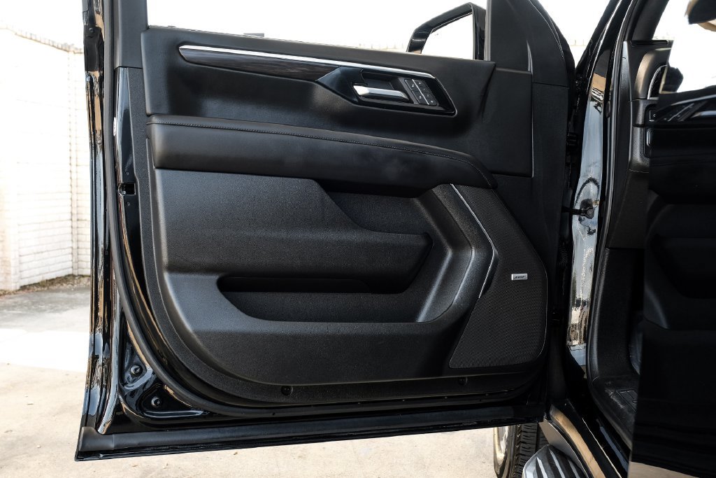 Used 2025 Chevrolet Suburban LT w/ Comfort Package RWD image 45