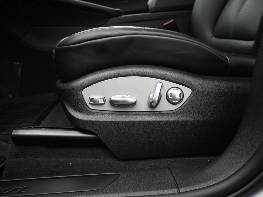 Certified 2026 Porsche Macan AWD/4WD image 12