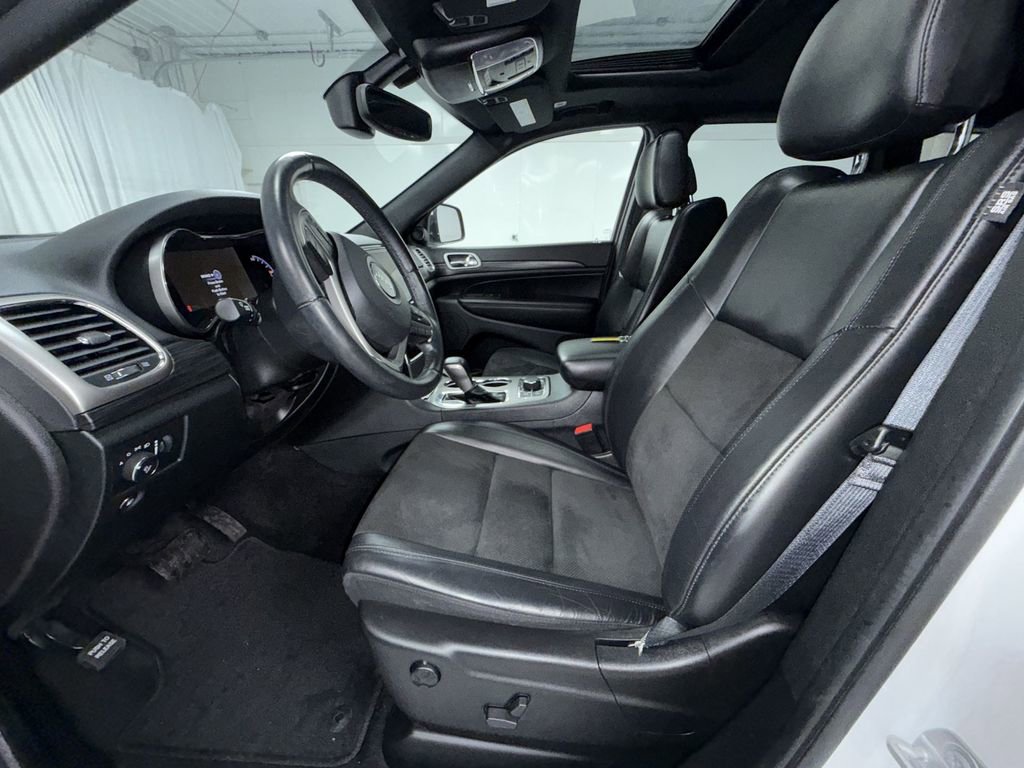 Used 2022 Jeep Grand Cherokee Laredo X AWD/4WD image 4