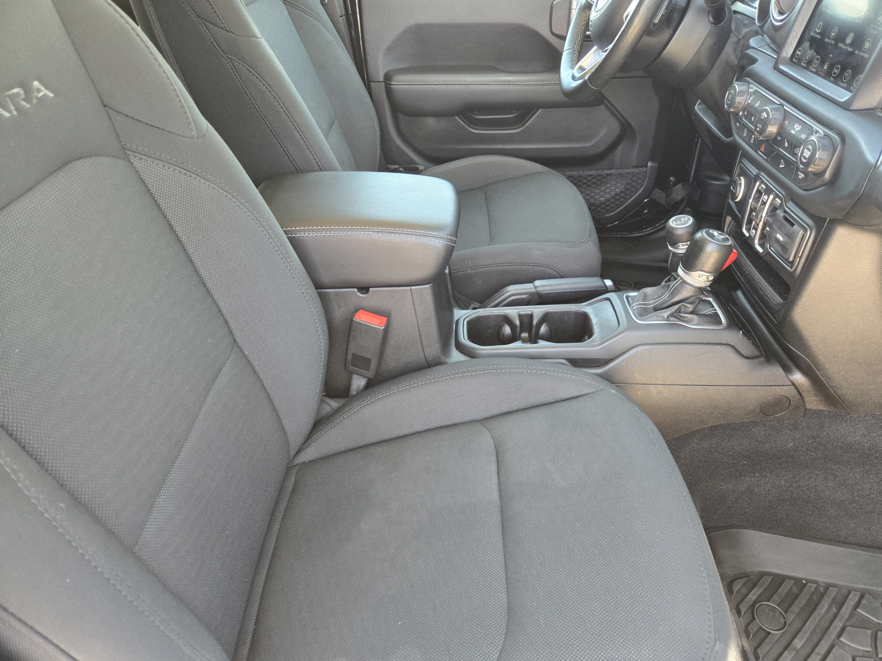 Used 2018 Jeep Wrangler Unlimited Sahara AWD/4WD image 10