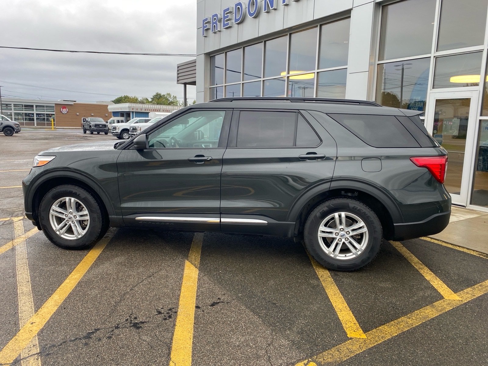 Used 2021 Ford Explorer XLT AWD/4WD image 3