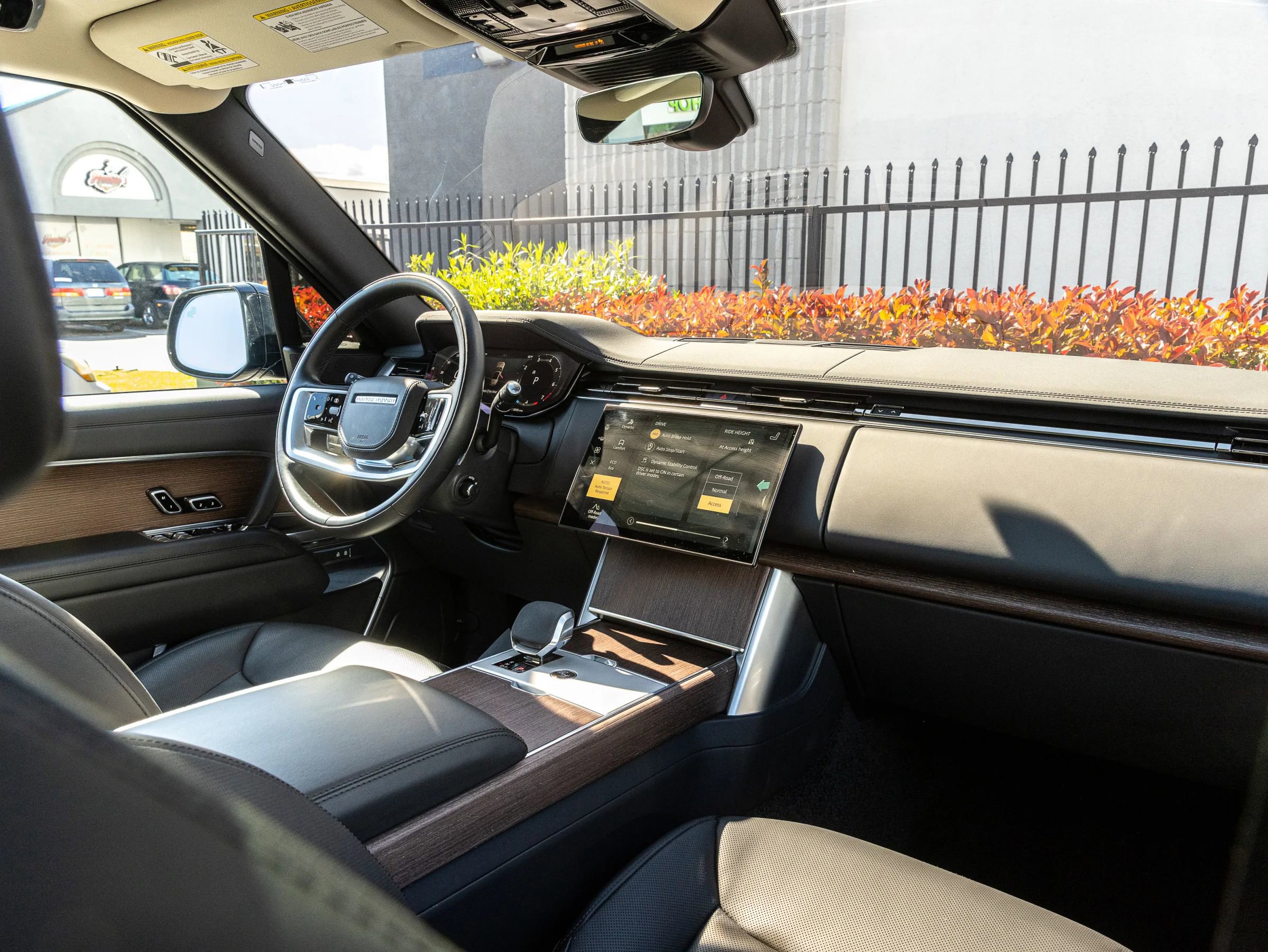 Used 2025 Land Rover Range Rover Long Wheelbase SE image 39