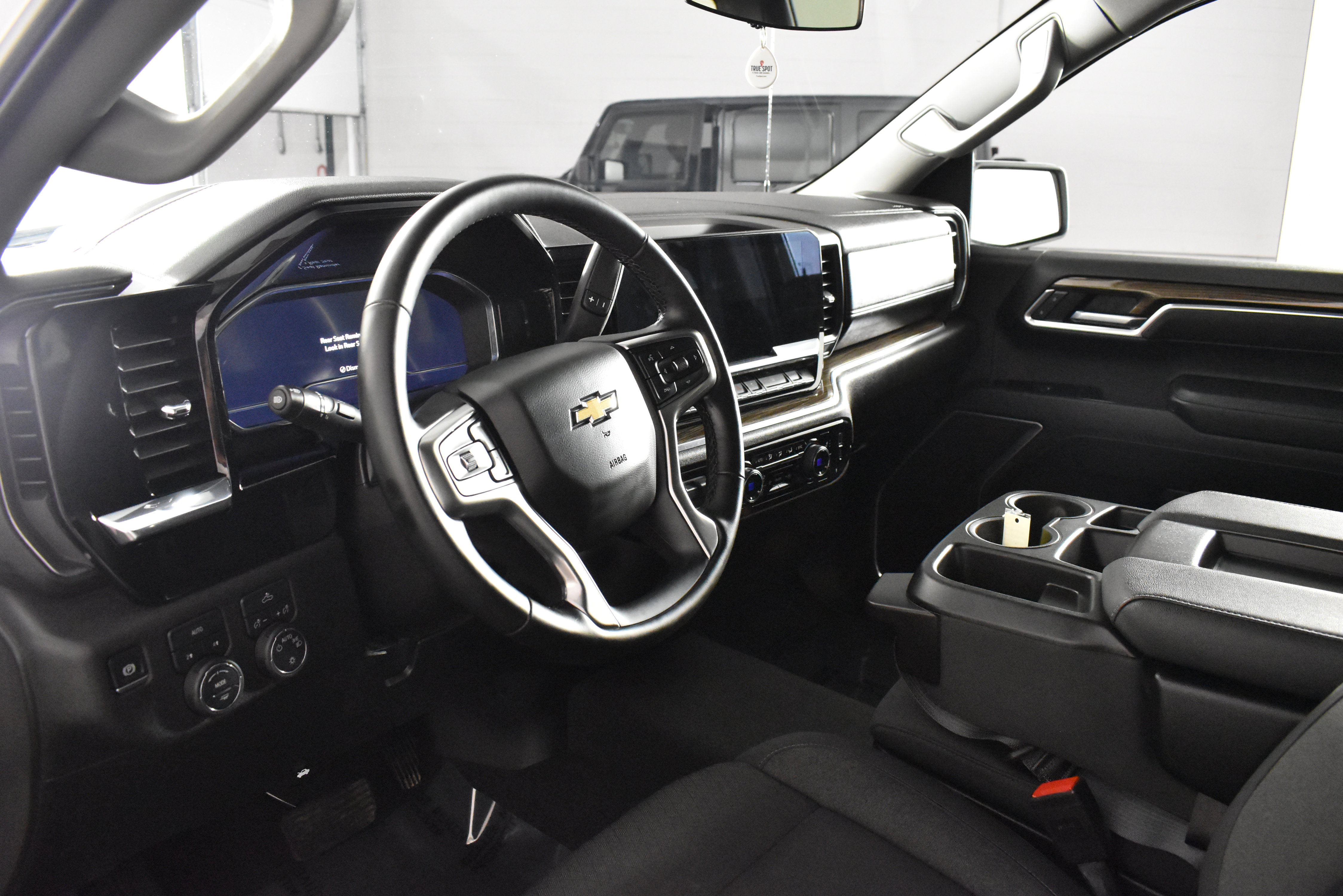 Used 2025 Chevrolet Silverado 1500 LT image 2
