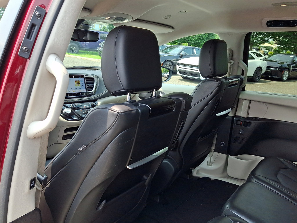Used 2023 Chrysler Pacifica Touring-L w/ Uconnect Theater Family Group FWD image 20