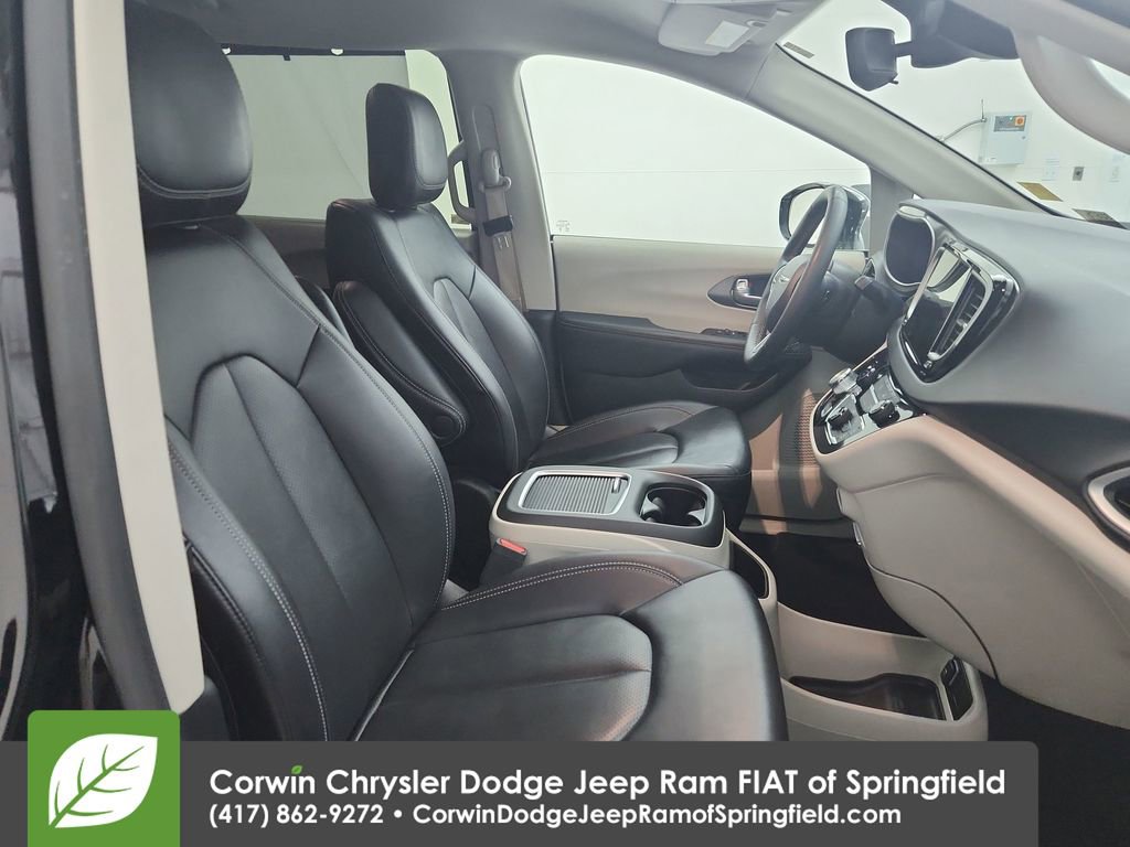Certified 2024 Chrysler Pacifica Touring-L image 33