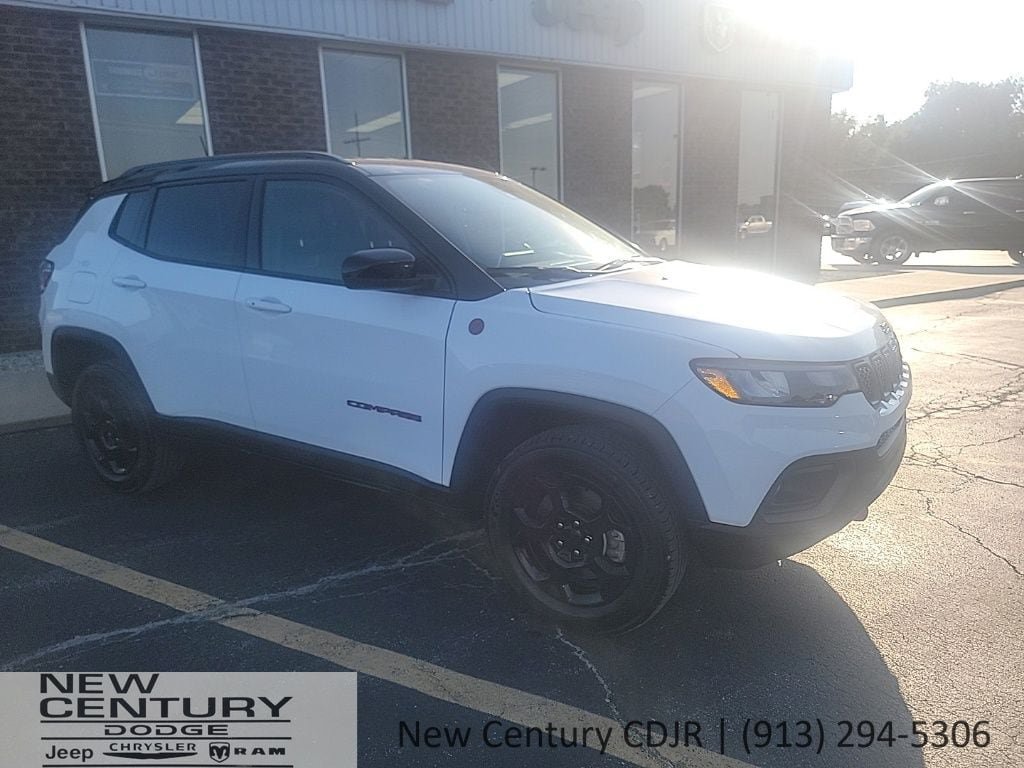 Used 2023 Jeep Compass Trailhawk AWD/4WD image 3