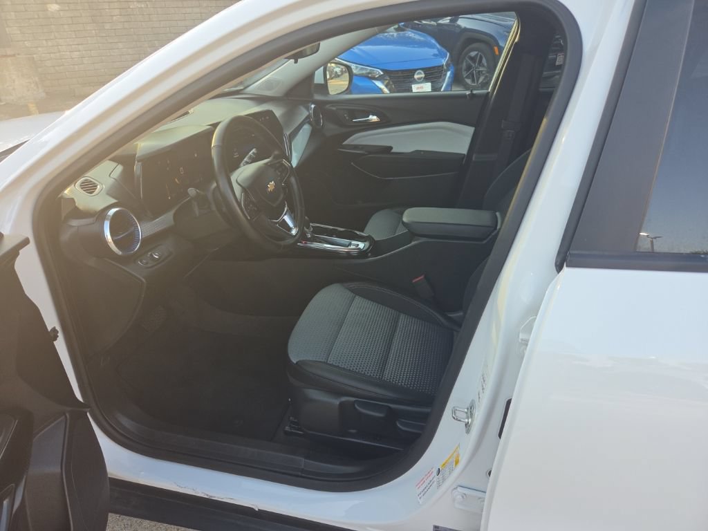 Used 2025 Chevrolet Trax LT w/ LT Convenience Package FWD image 3