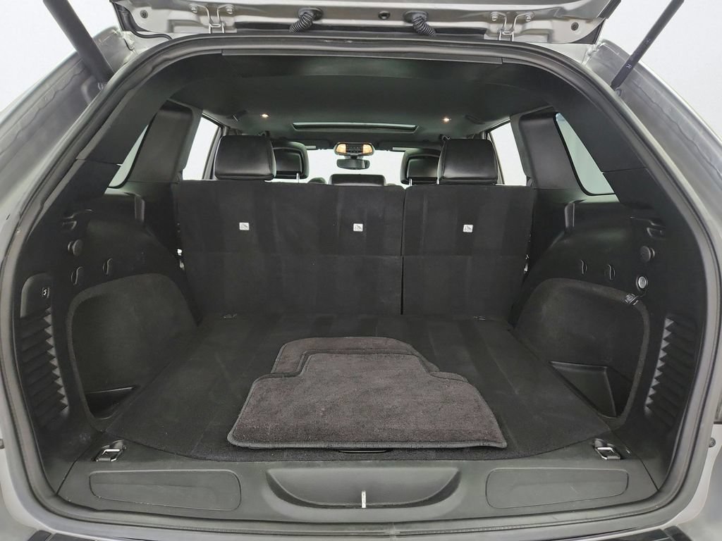 Used 2019 Jeep Grand Cherokee Laredo AWD/4WD image 34
