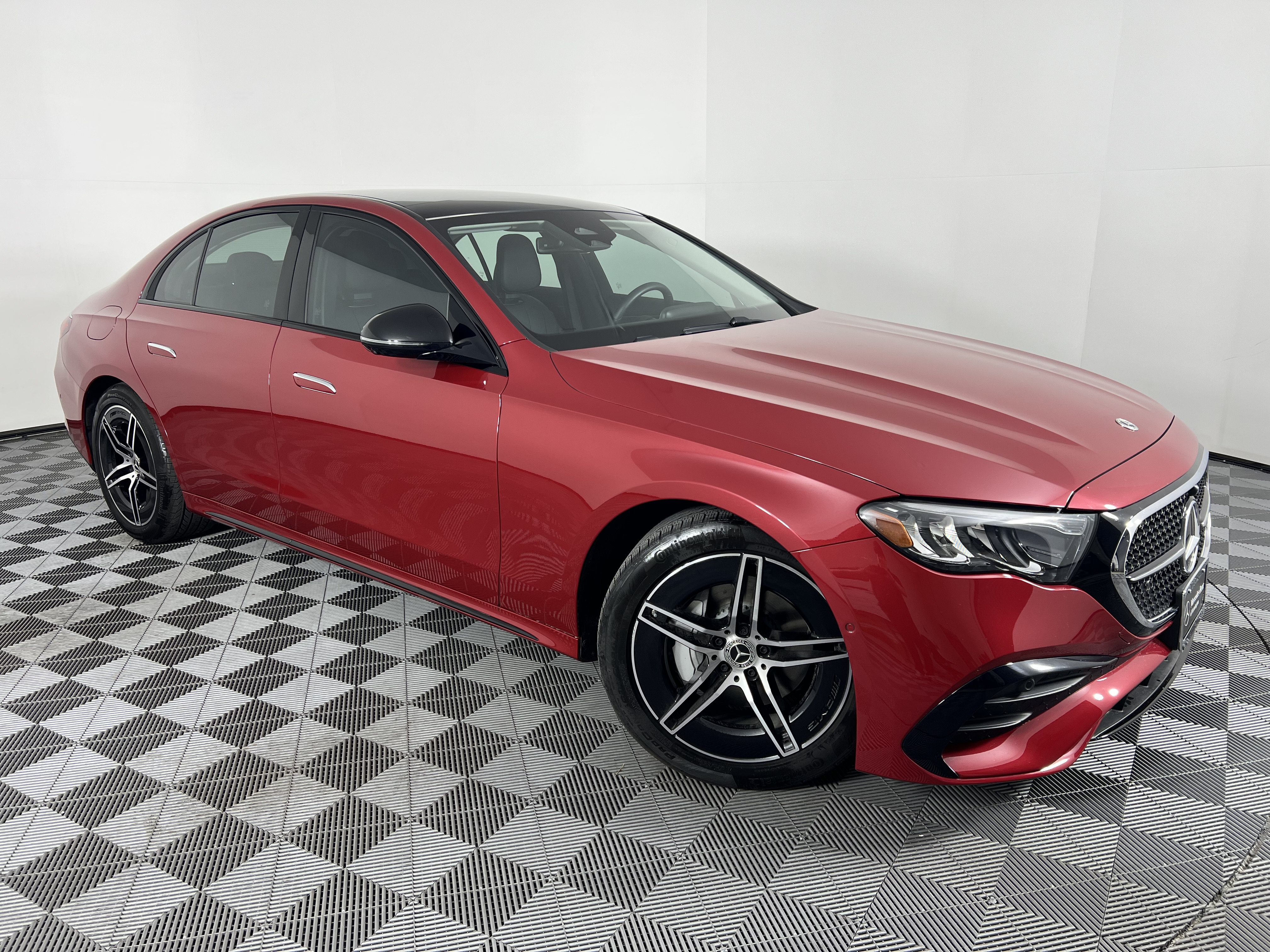 Used 2025 Mercedes-Benz E 350 4MATIC Sedan image 2