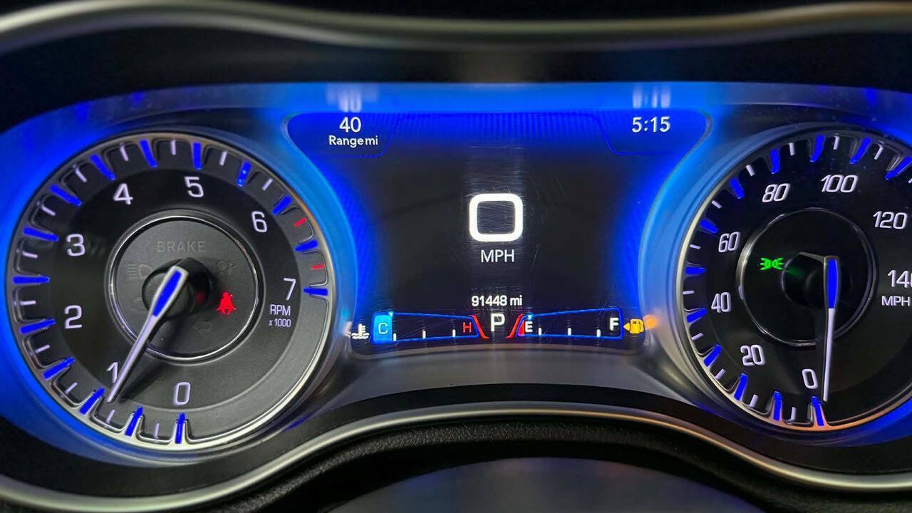 Used 2018 Chrysler 300 Limited RWD image 19