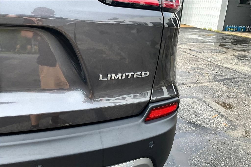 Used 2021 Jeep Cherokee Limited w/ Elite Package AWD/4WD image 24