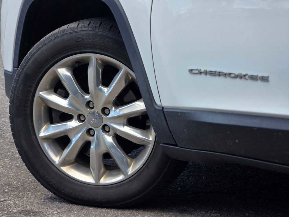 Used 2017 Jeep Cherokee Limited w/ Luxury Group AWD/4WD image 7