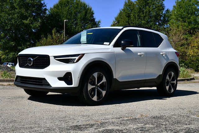 Certified 2025 Volvo XC40 B5 Plus AWD/4WD image 3
