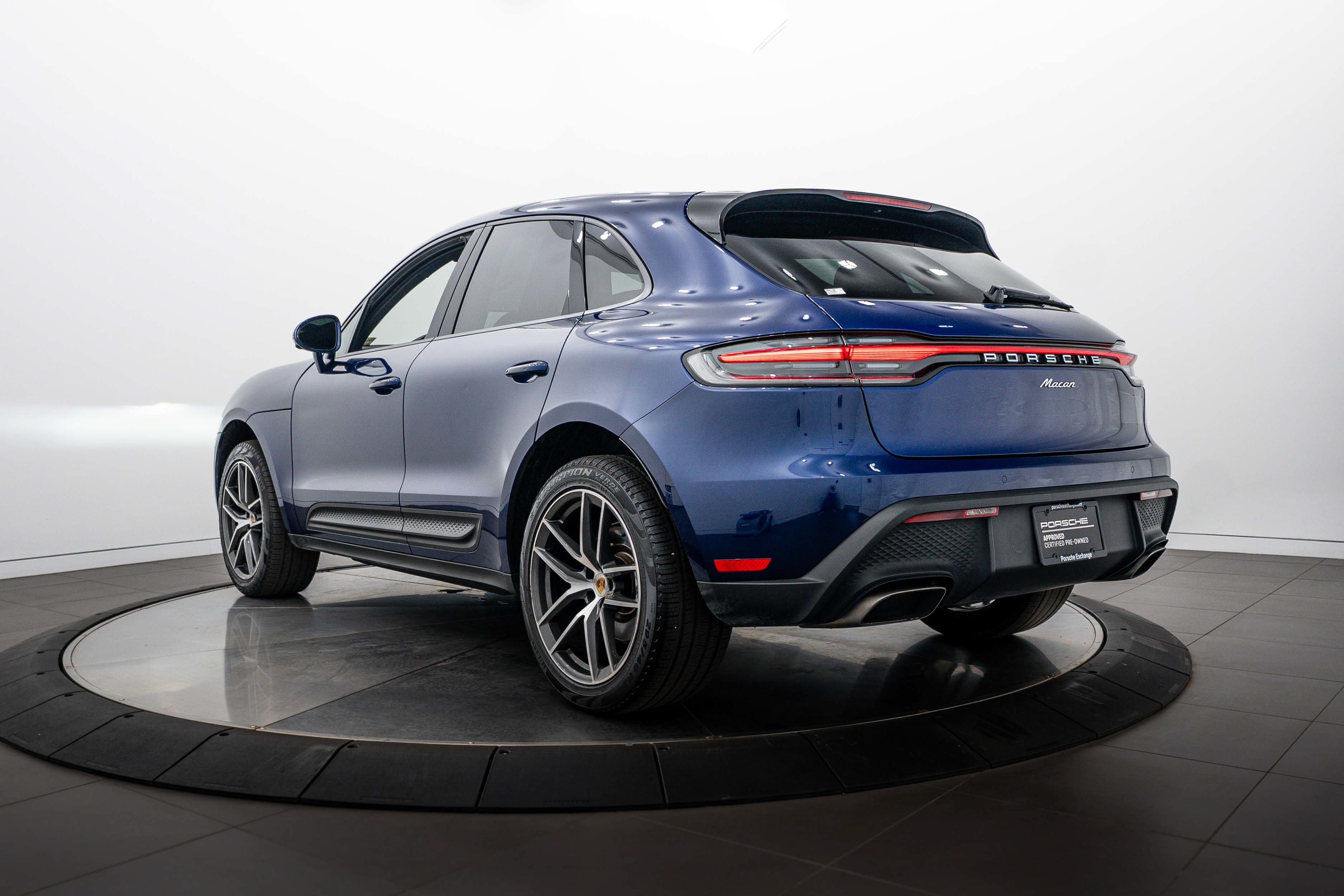 Certified 2024 Porsche Macan AWD/4WD image 3