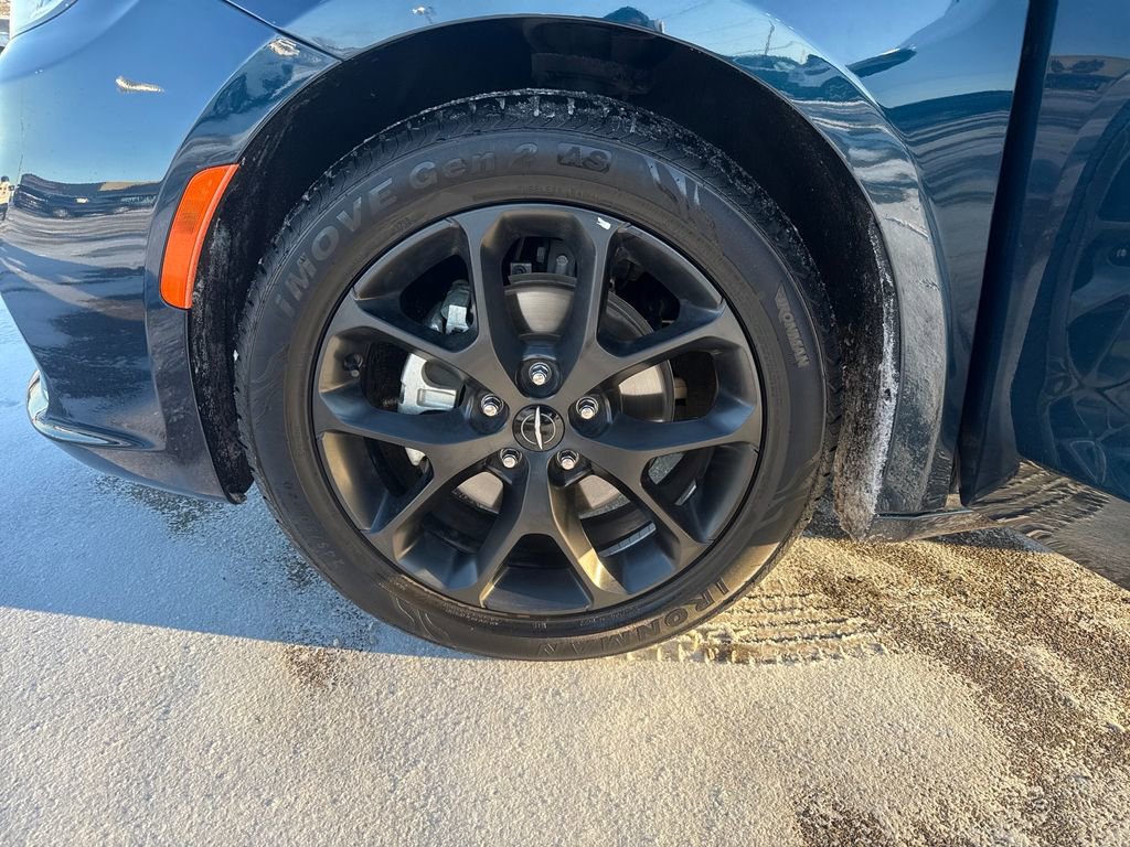 Used 2025 Chrysler Pacifica Limited image 31