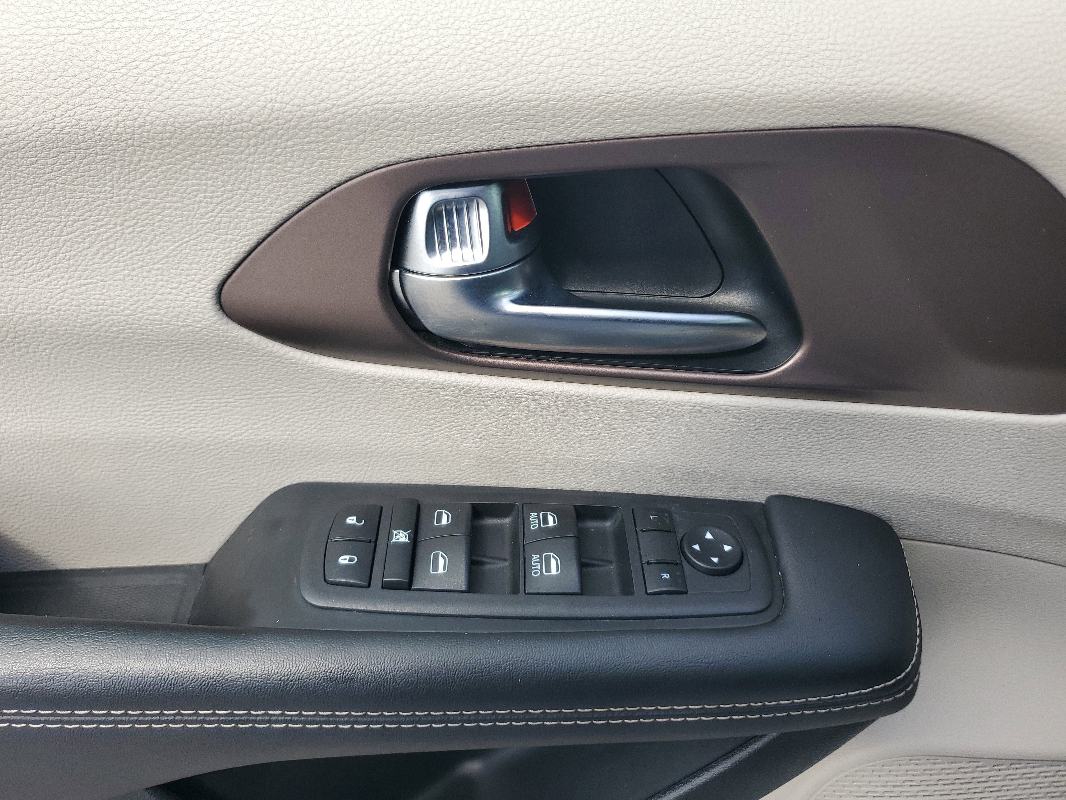 Used 2023 Chrysler Voyager LX image 27