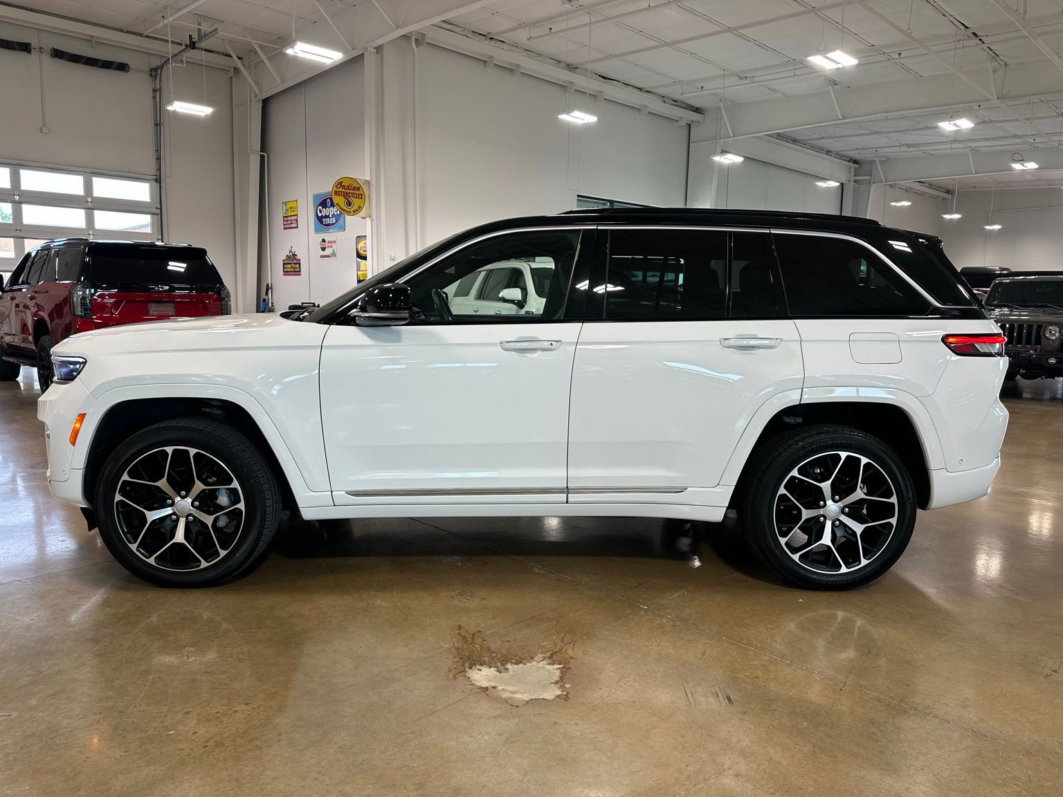 Used 2024 Jeep Grand Cherokee Summit AWD/4WD image 5