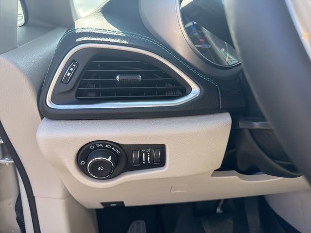 Used 2020 Chrysler Pacifica Limited w/ Advanced Safetytec Group FWD image 25