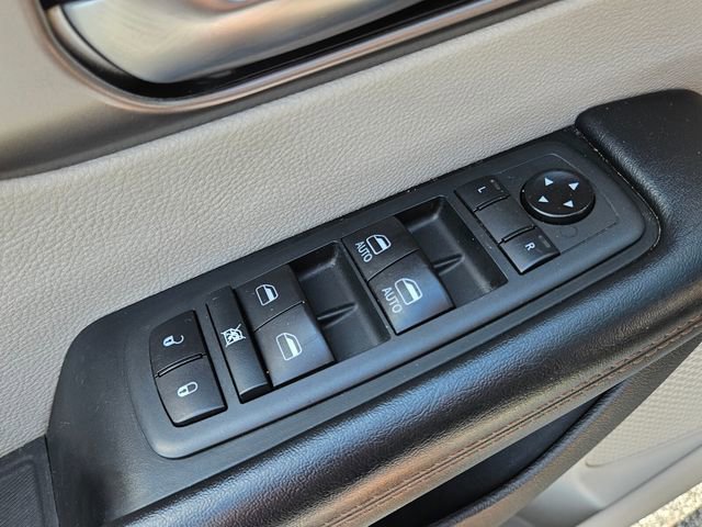 Used 2020 Chrysler Pacifica Touring-L image 37