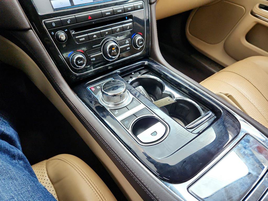Used 2015 Jaguar XJ AWD image 19