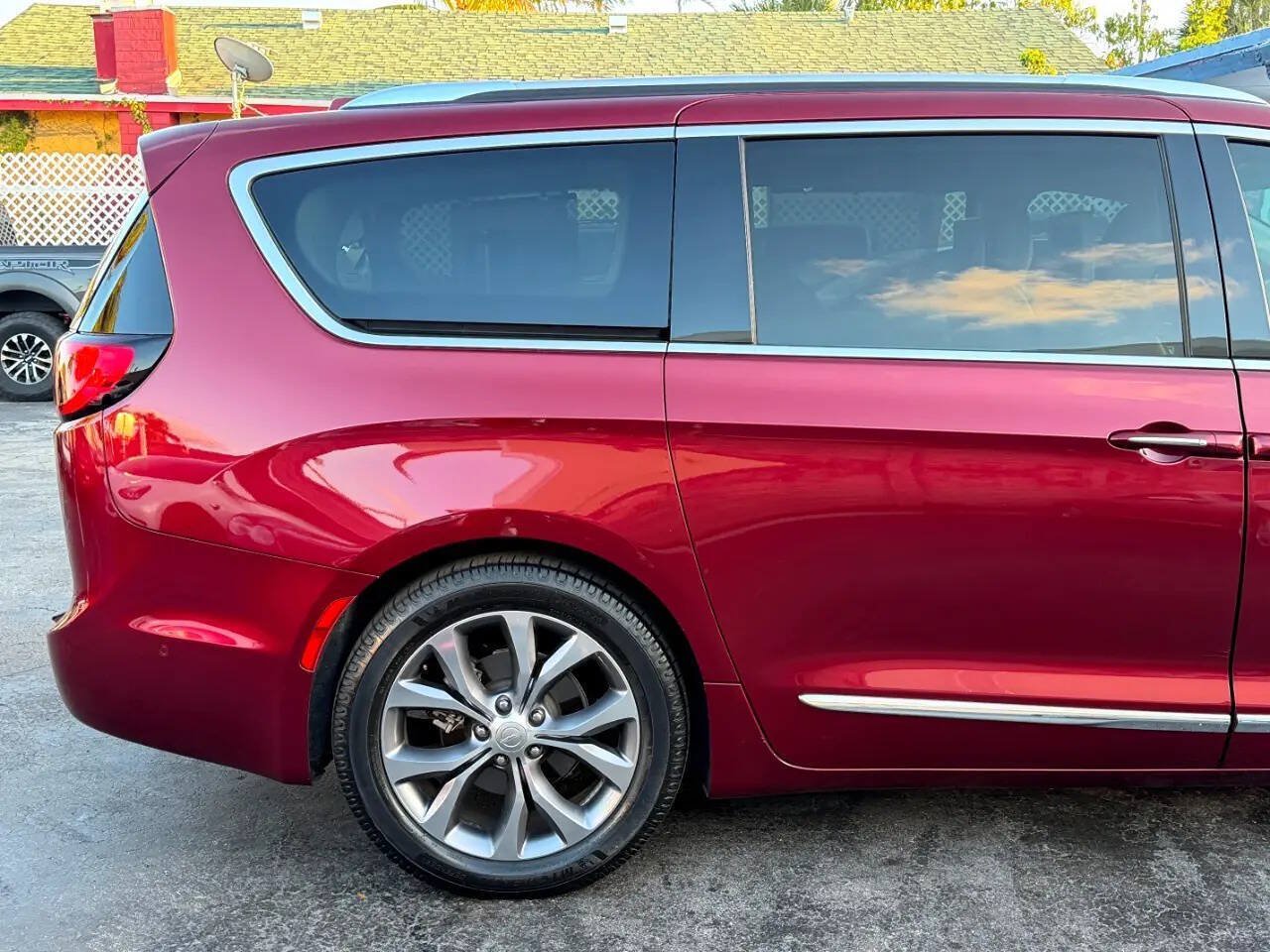 Used 2020 Chrysler Pacifica Limited w/ Tire & Wheel Group FWD image 11