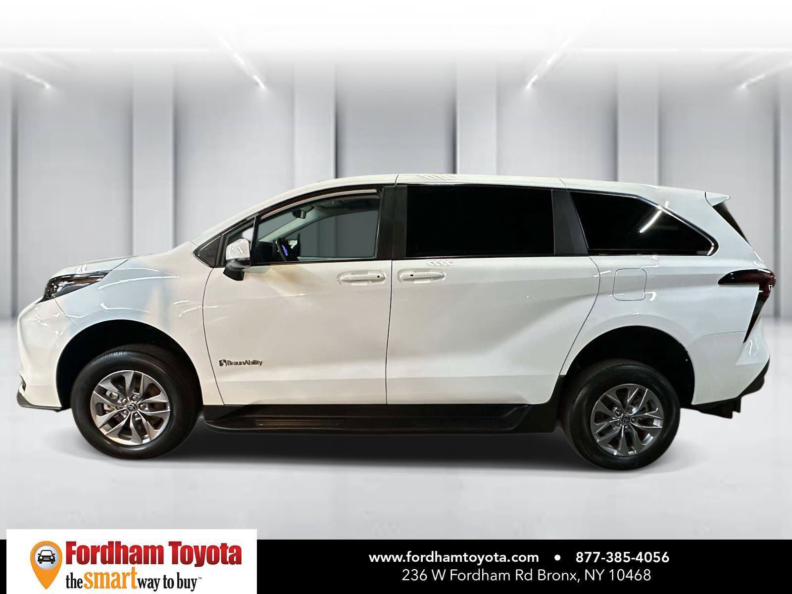Used 2025 Toyota Sienna LE FWD image 7
