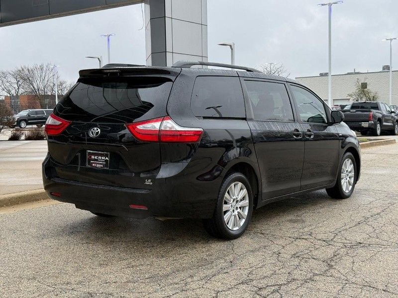 Used 2017 Toyota Sienna LE image 3