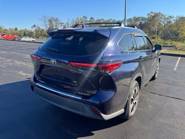 Used 2020 Toyota Highlander XLE AWD/4WD image 3