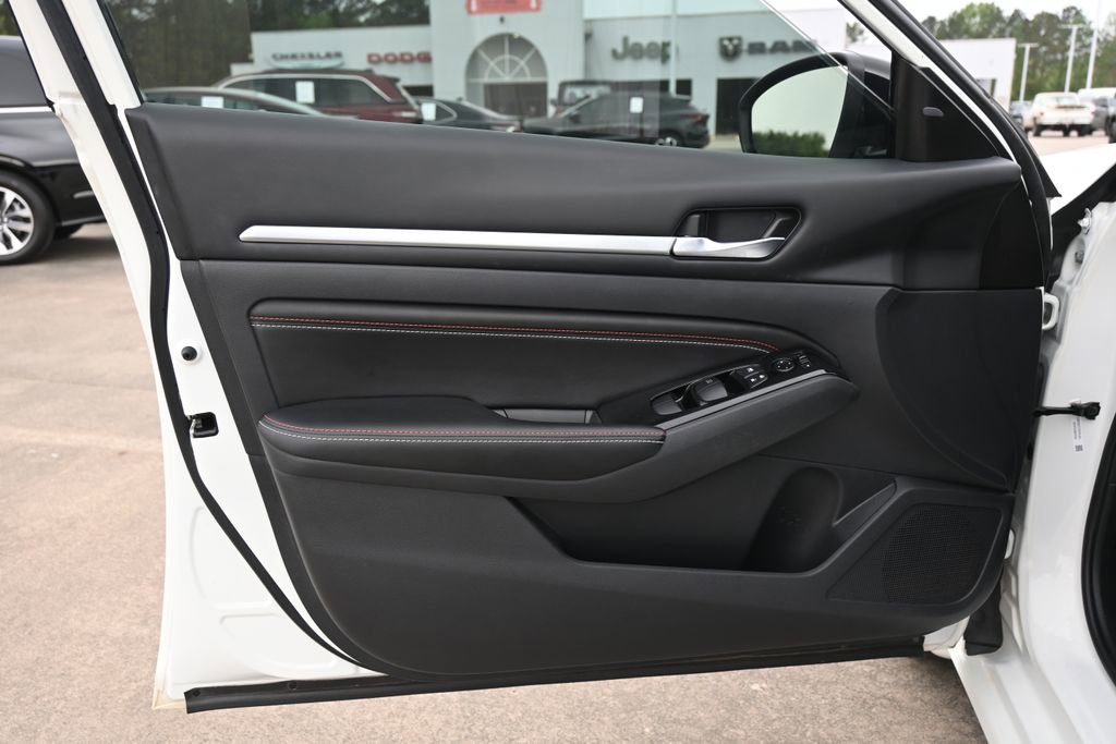 Used 2023 Nissan Altima 2.5 SR w/ SR Premium Package image 17