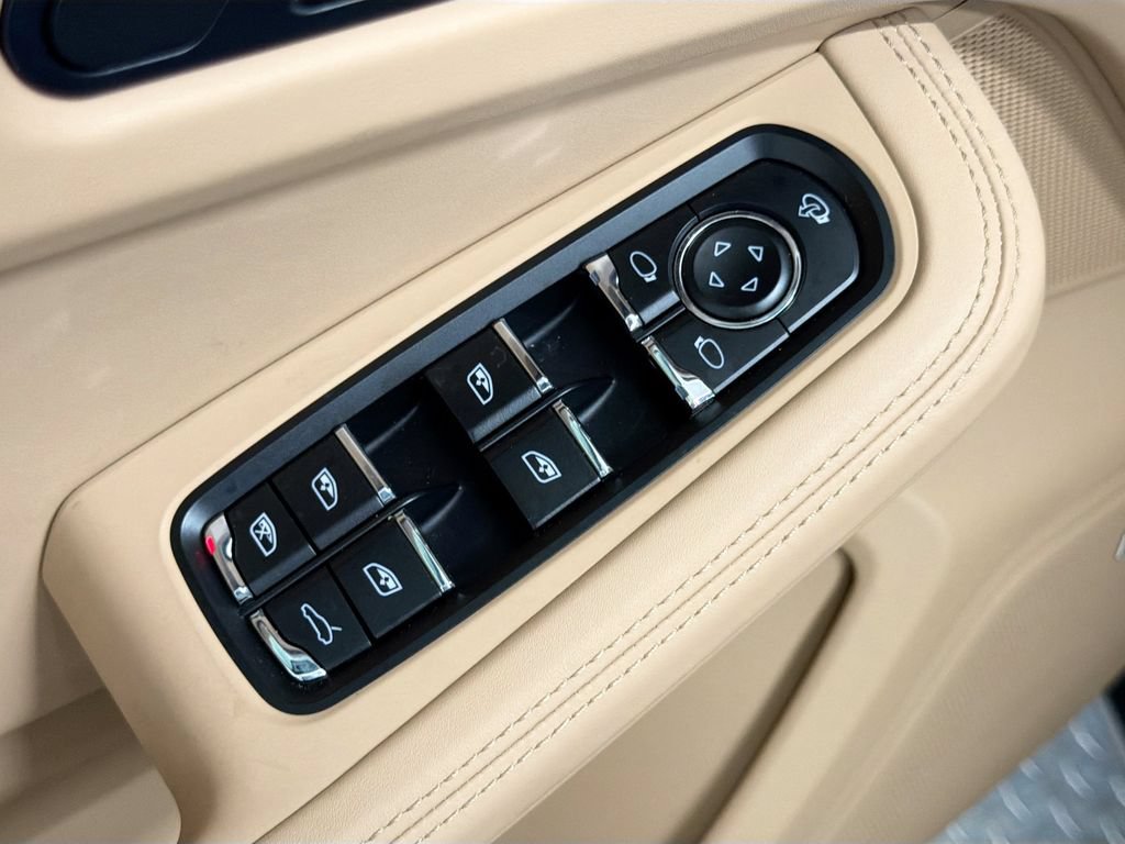 Certified 2025 Porsche Macan AWD/4WD image 19