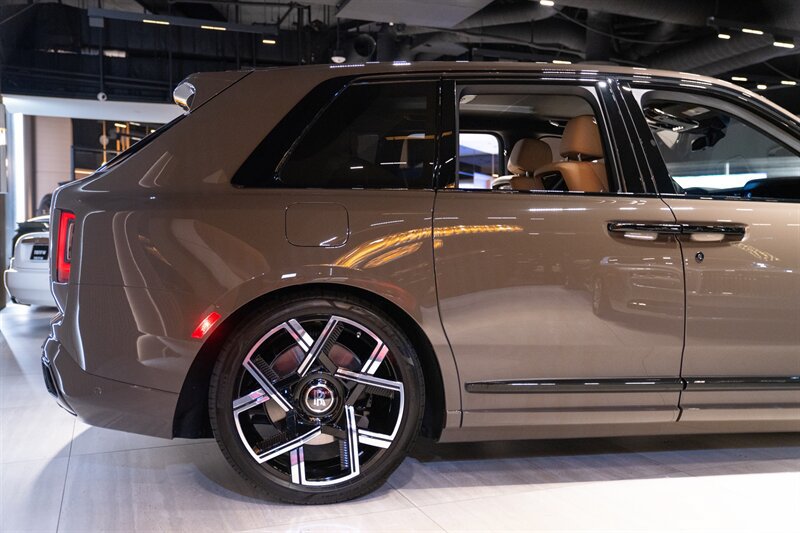 Used 2027 Rolls-Royce Cullinan Black Badge AWD/4WD image 40