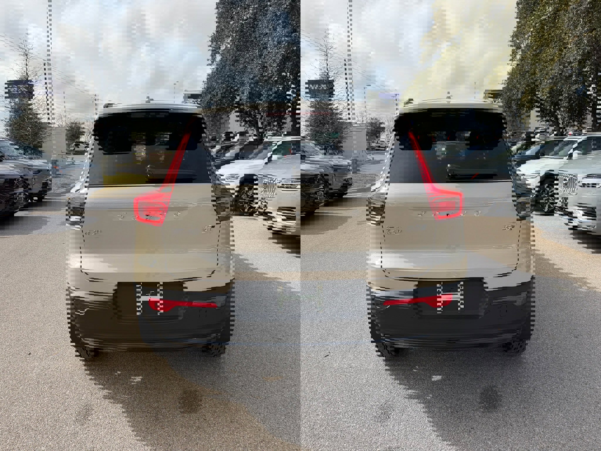 New 2026 Volvo XC40 B5 Plus w/ Climate Package image 5