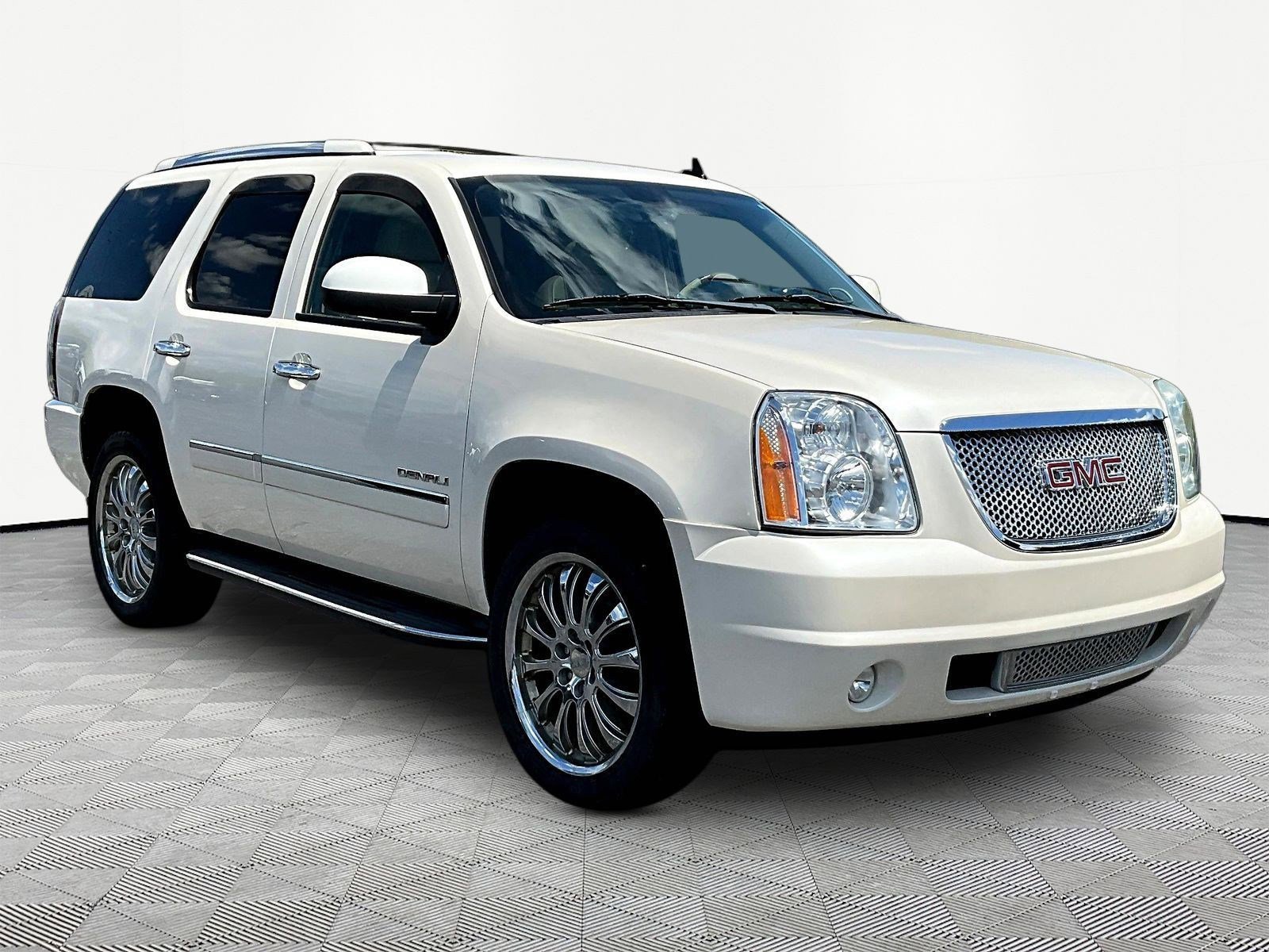 Used 2013 GMC Yukon Denali AWD/4WD image 3