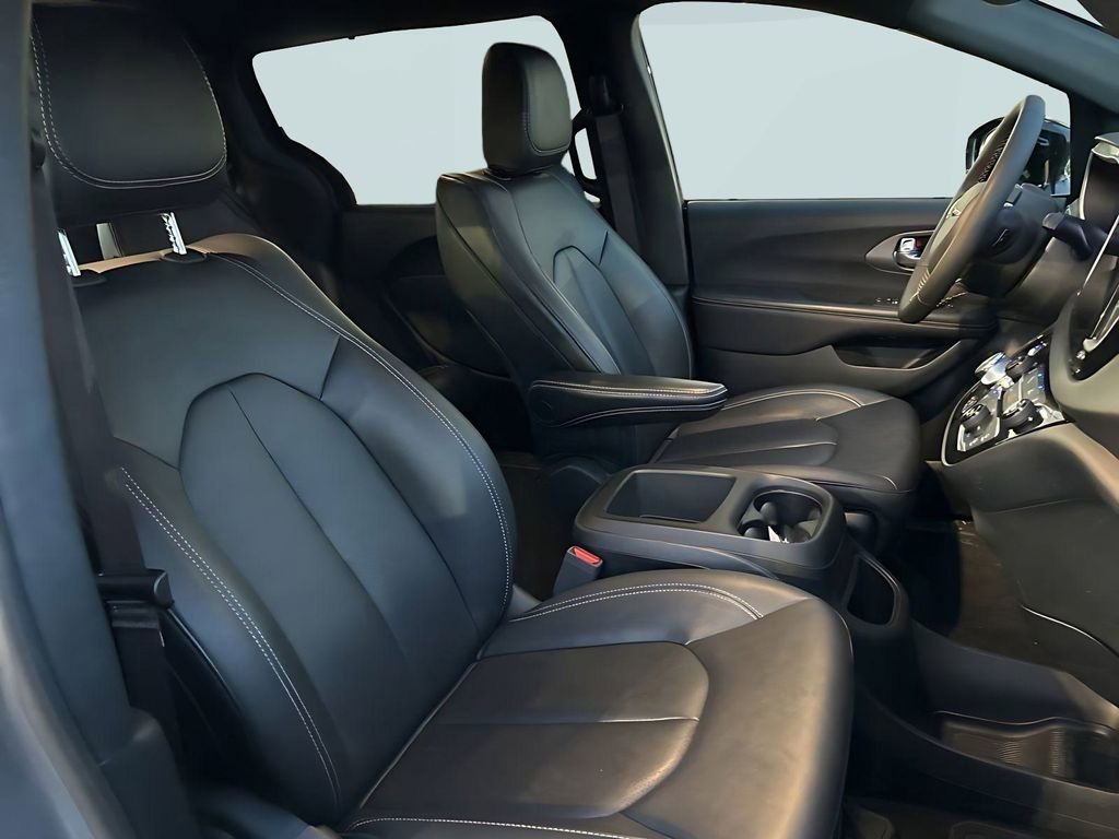 Used 2025 Chrysler Pacifica Select image 11