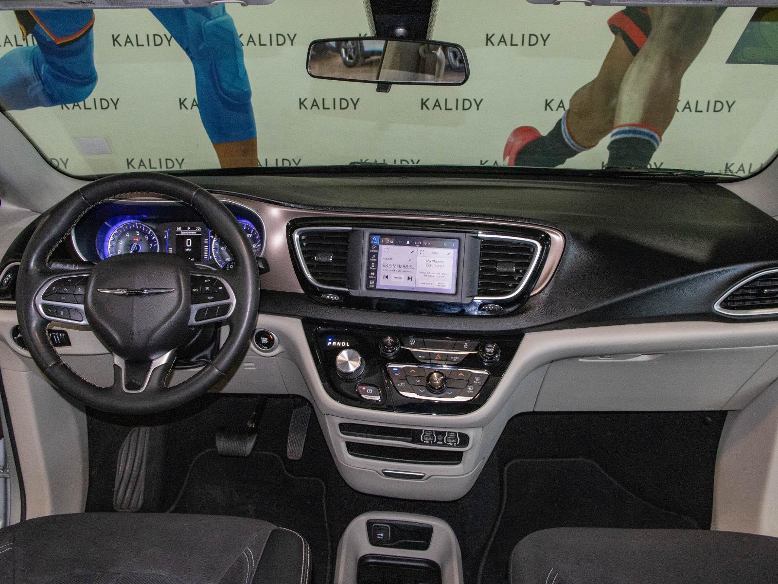 Used 2022 Chrysler Voyager LX FWD image 3