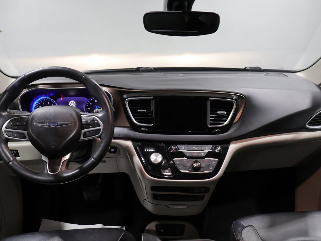 Used 2018 Chrysler Pacifica Touring-L Plus FWD image 17