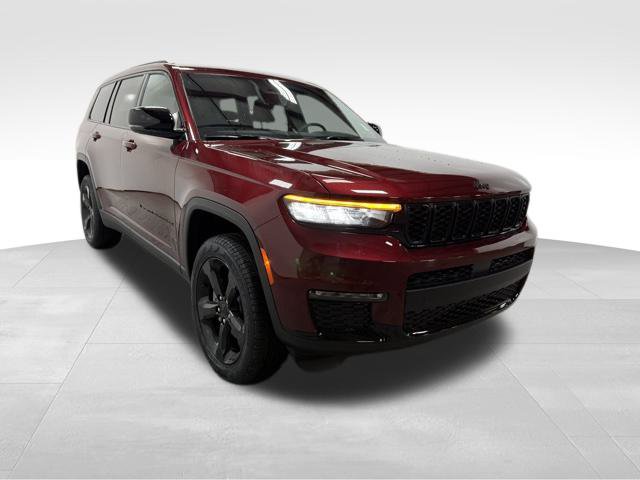 Used 2025 Jeep Grand Cherokee L Limited w/ Black Appearance Package AWD/4WD image 5