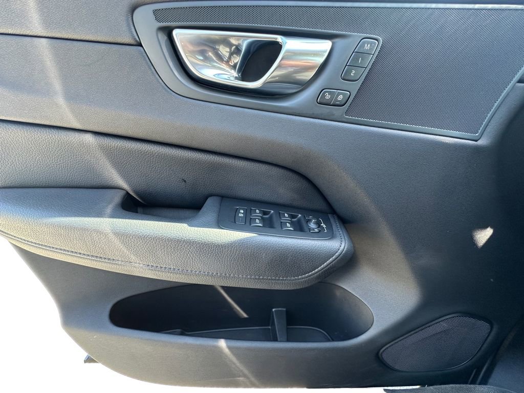 Used 2021 Volvo XC60 T5 Momentum image 11