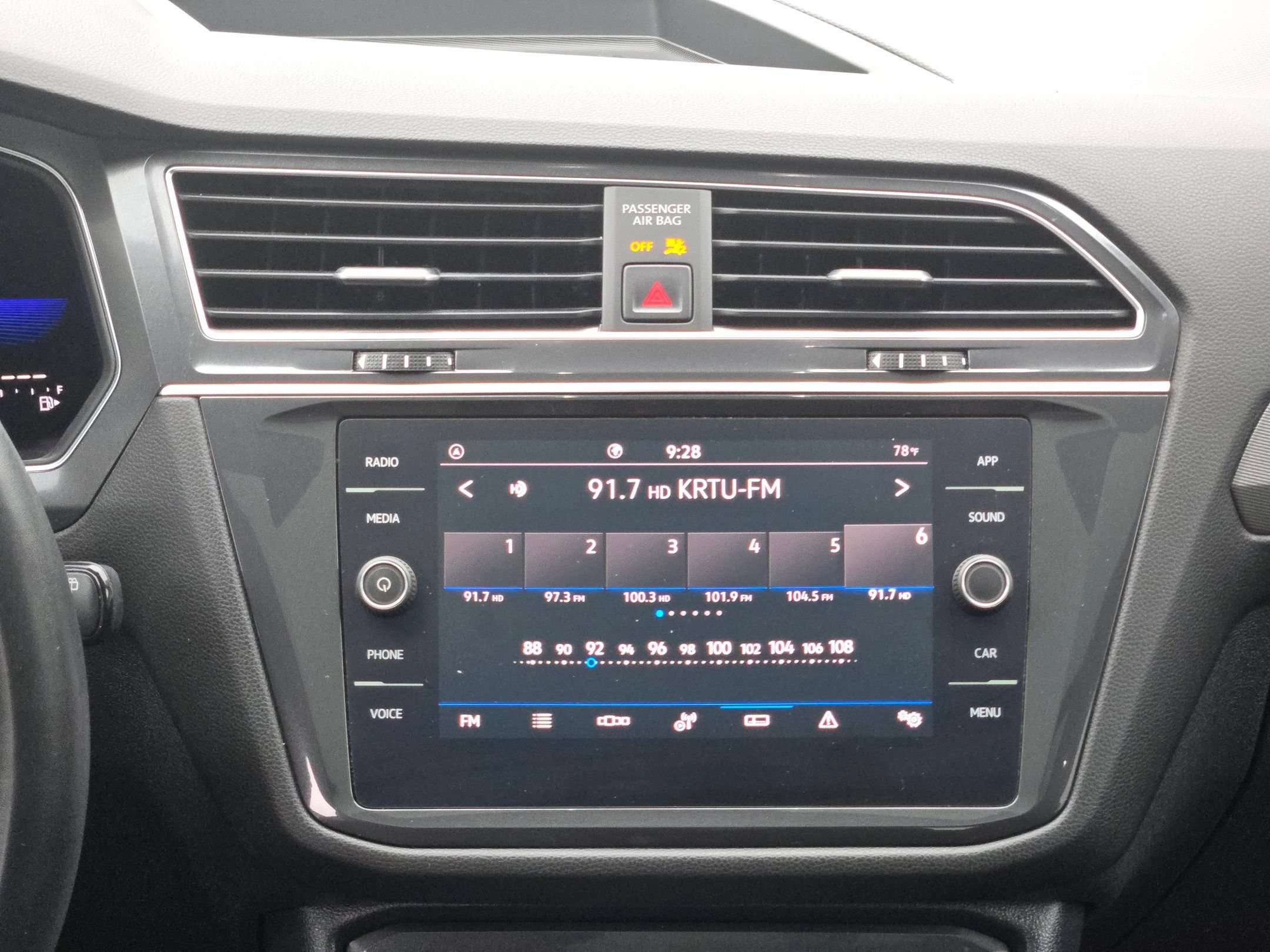 Used 2022 Volkswagen Tiguan SE FWD image 17