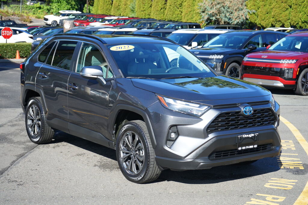 Used 2022 Toyota RAV4 XLE Premium image 3
