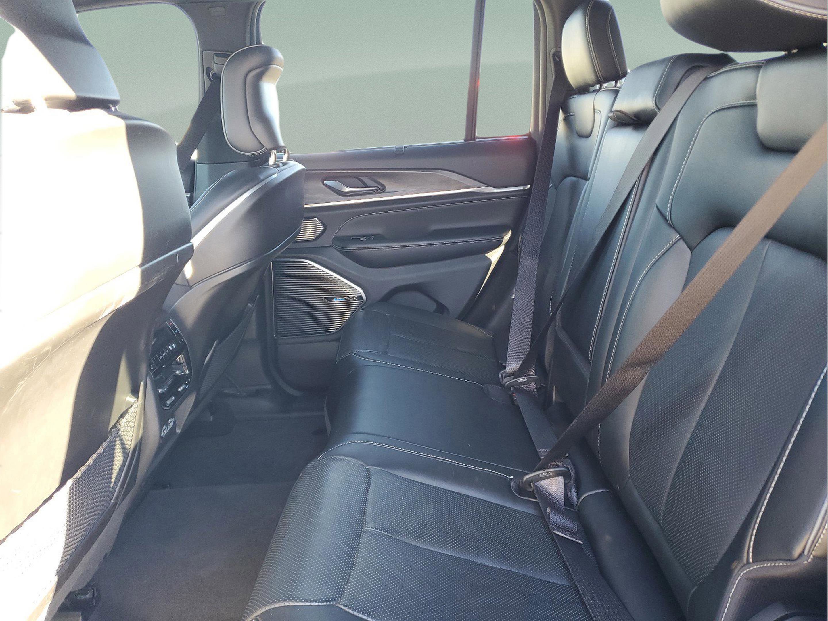 Used 2024 Jeep Grand Cherokee Overland w/ Advanced Protech Group III image 7