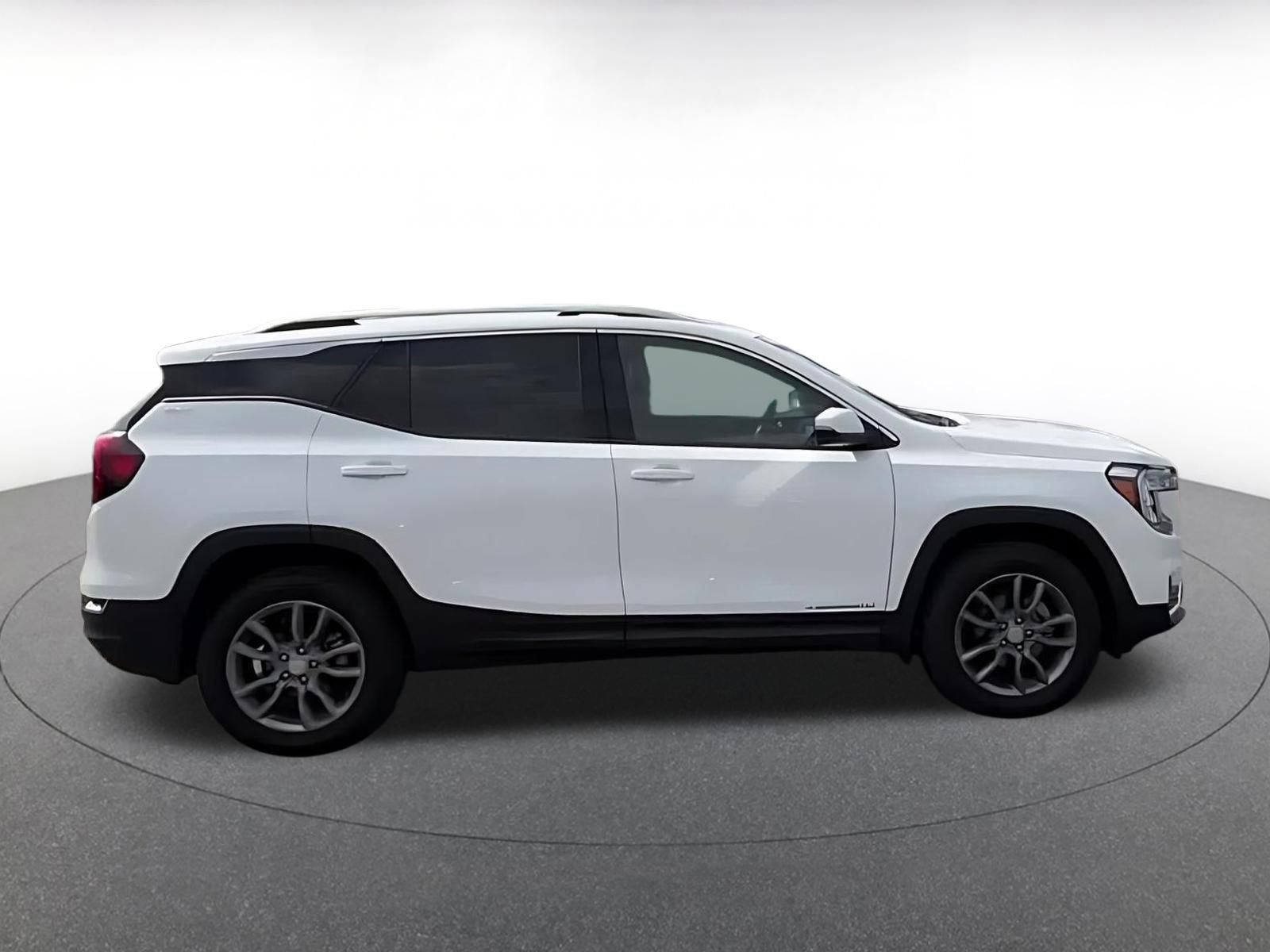 Used 2024 GMC Terrain SLT AWD/4WD image 16